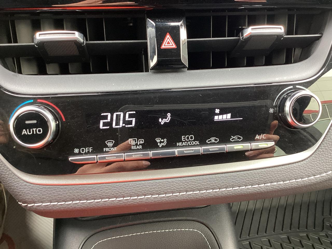 2022 Toyota Corolla Hatchback SE CVT Photo