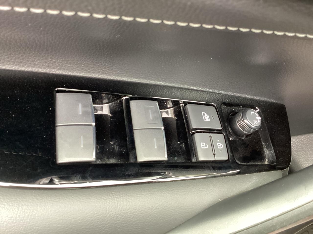 2022 Toyota Corolla Hatchback SE CVT Photo