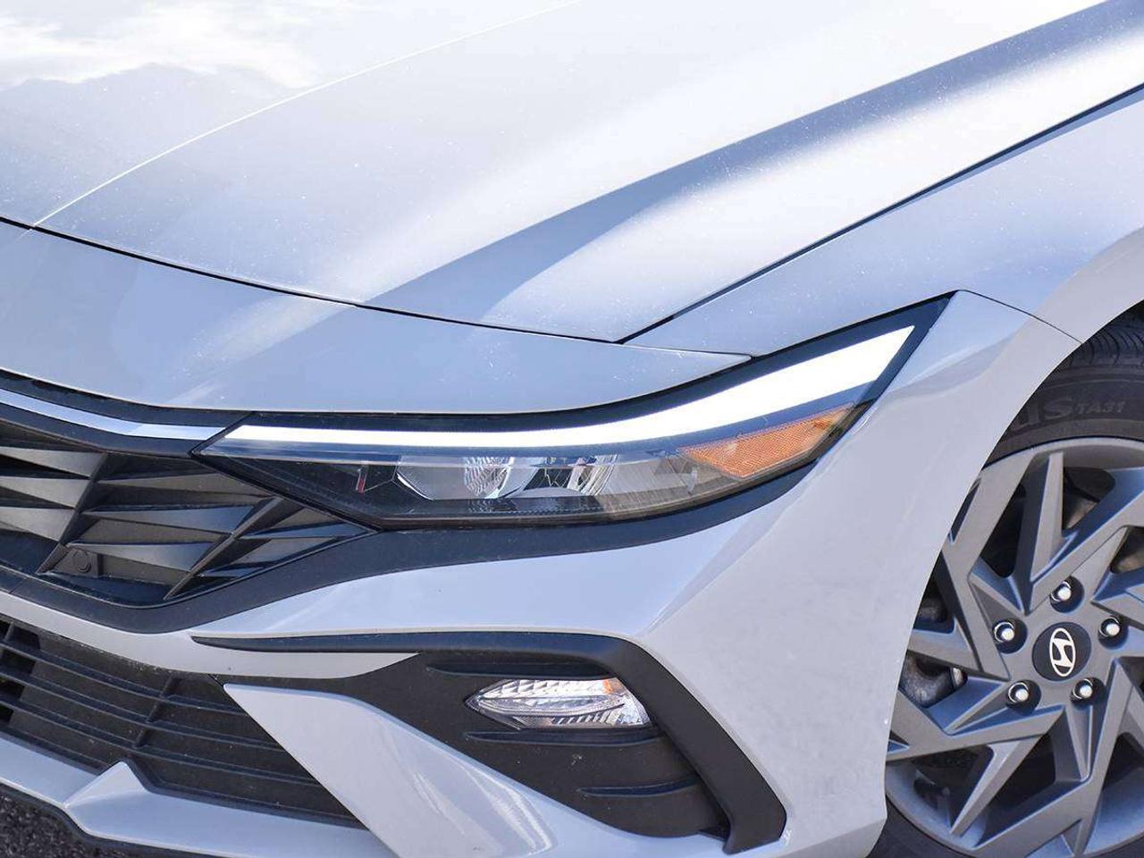 2025 Hyundai Elantra Preferred IVT demo used Photo