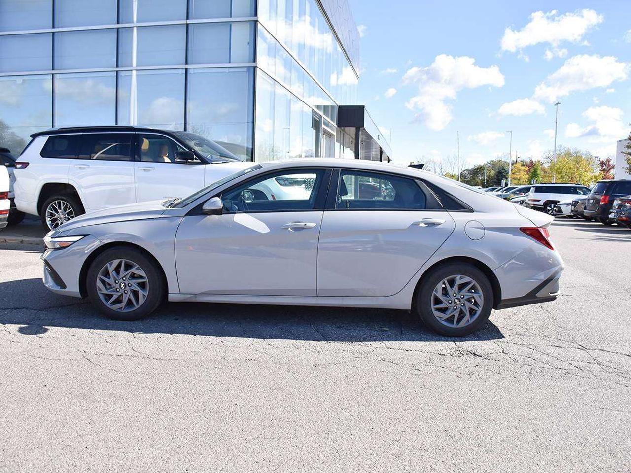 2025 Hyundai Elantra Preferred IVT demo used Photo4