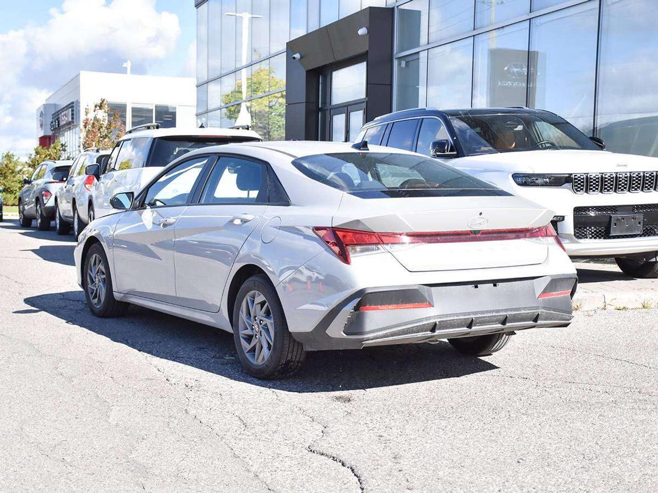 2025 Hyundai Elantra Preferred IVT demo used Photo