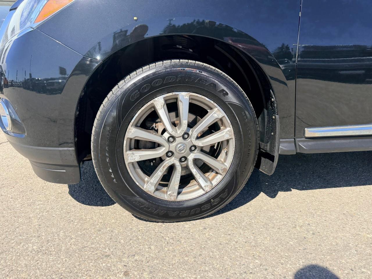 2015 Nissan Pathfinder SLSL, 3.5L V6, ALLOYS, LEATHER, 7-PASS, 1-OWNER, C Photo