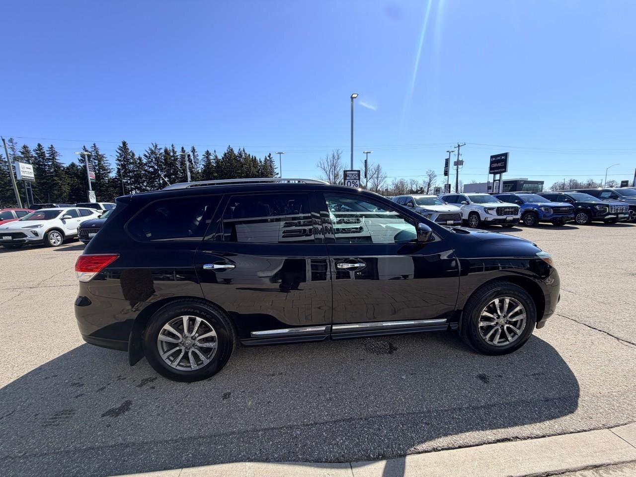 2015 Nissan Pathfinder SLSL, 3.5L V6, ALLOYS, LEATHER, 7-PASS, 1-OWNER, C Photo