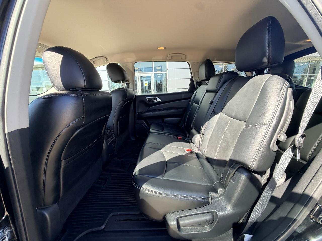 2015 Nissan Pathfinder SLSL, 3.5L V6, ALLOYS, LEATHER, 7-PASS, 1-OWNER, C Photo