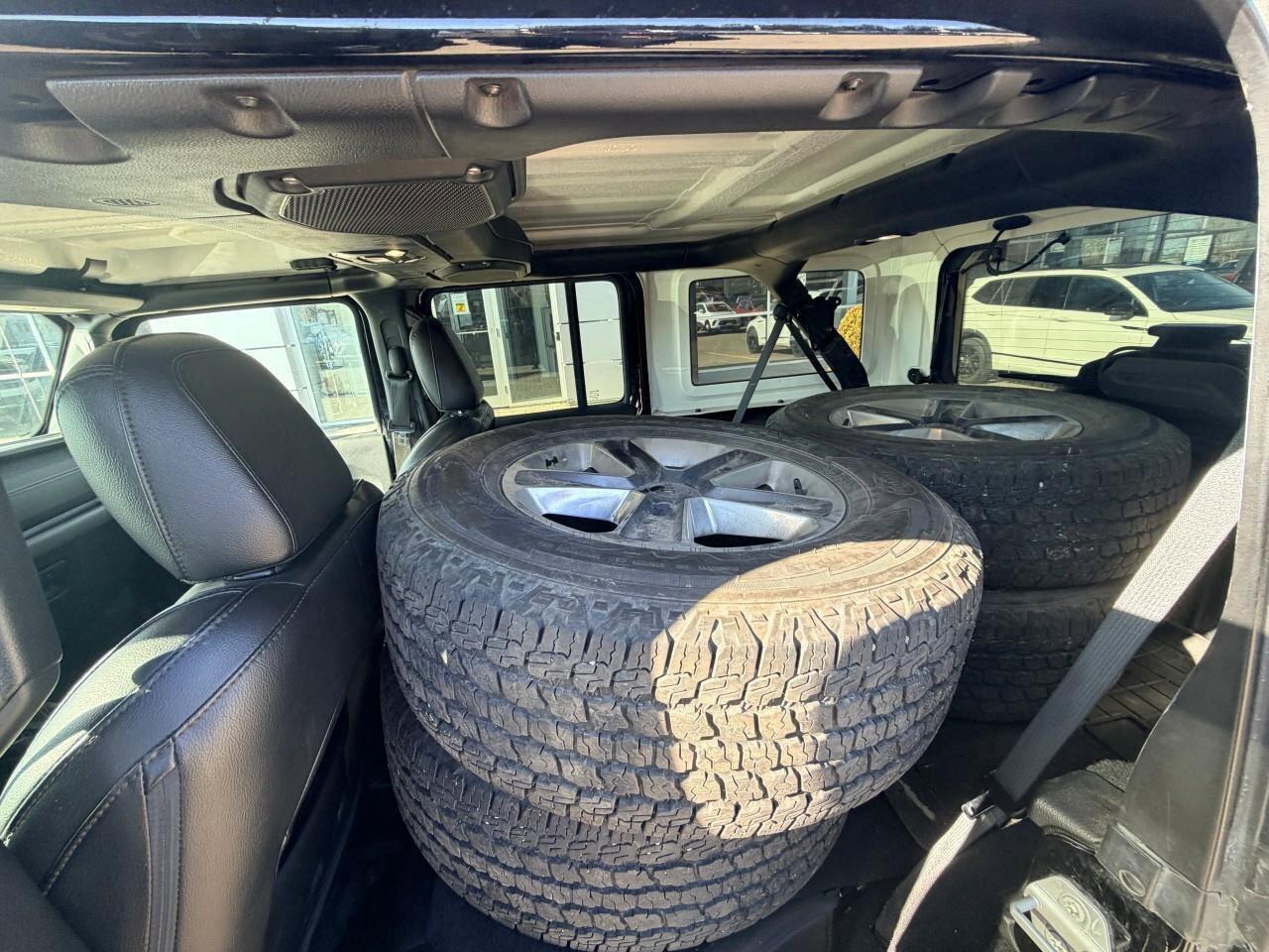 2020 Jeep WRANGLER UNLIMITED SaharaSAHARA, 3.6L V6, 4X4, ALLOYS, LEATHER, CERTI Photo