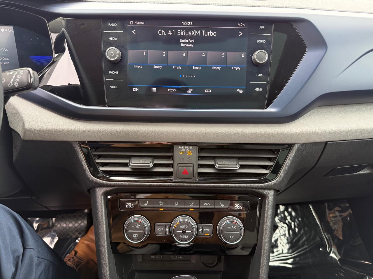 2022 Volkswagen Taos Comfortline 4dr All-Wheel Drive 4MOTION Photo