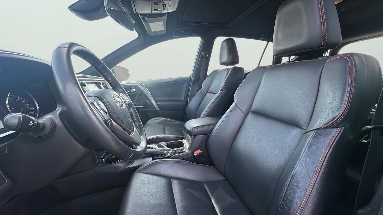 2018 Toyota RAV4 AWD SE Photo
