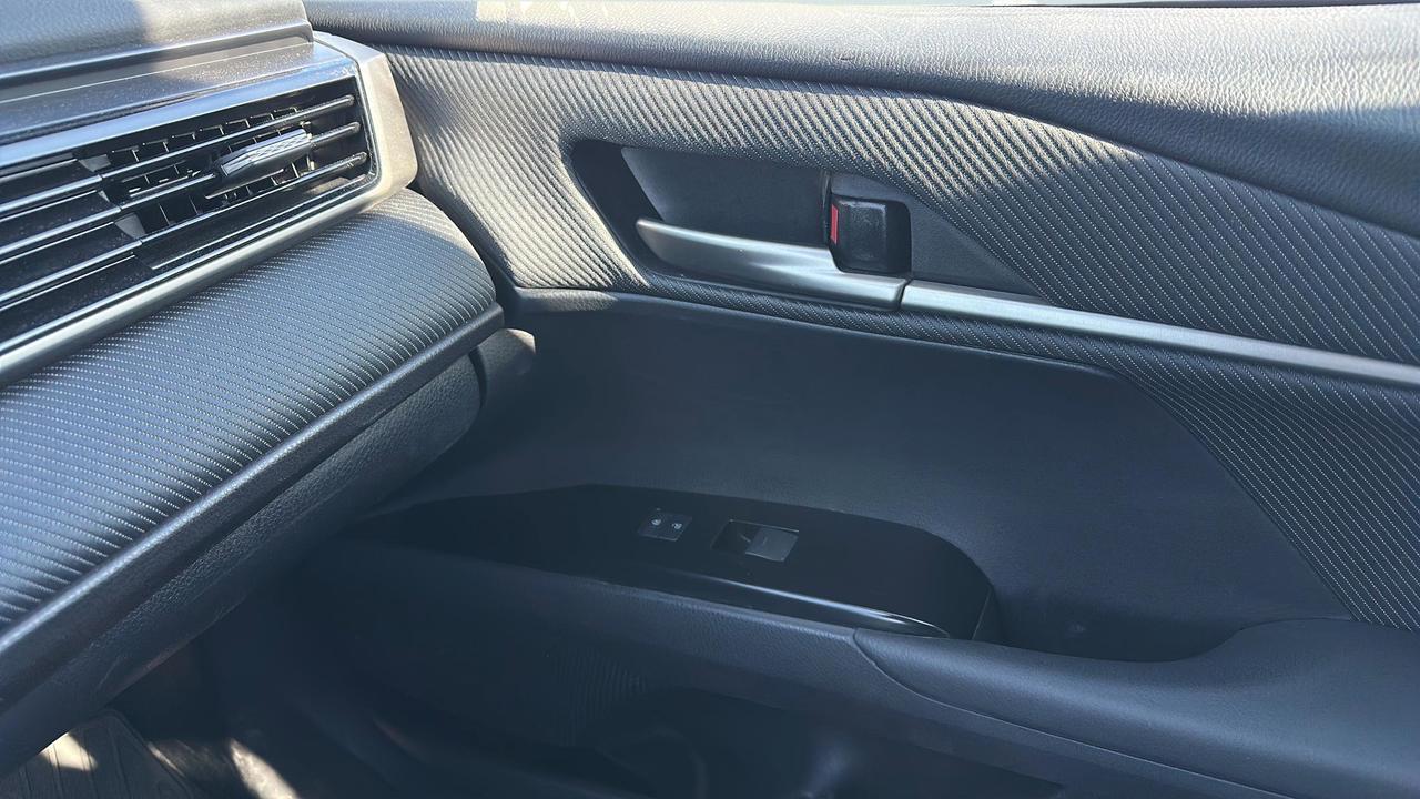 2025 Toyota Camry SE CVT Photo
