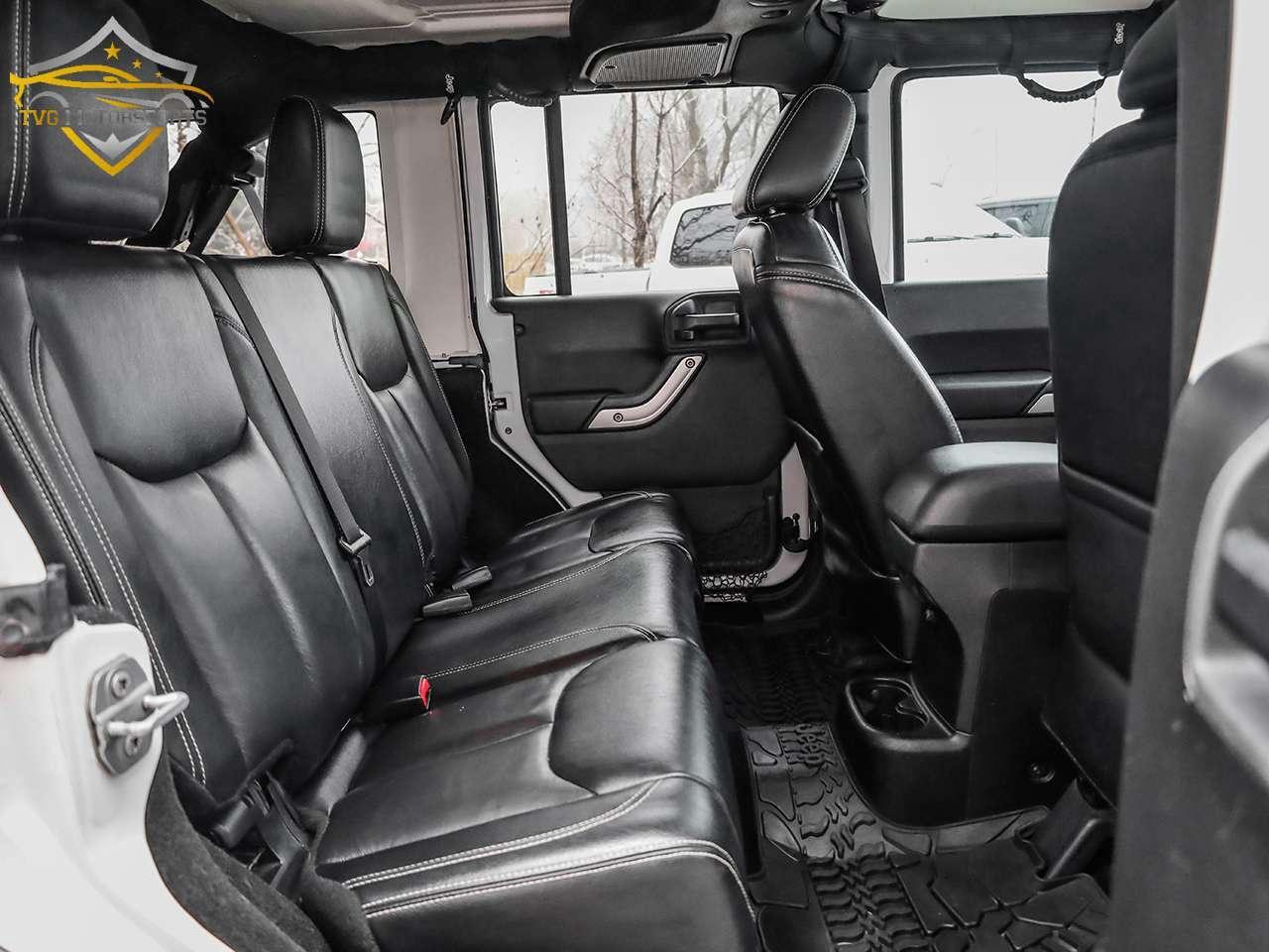 2015 Jeep WRANGLER UNLIMITED SAHARA - LEATHER 2TOP WIRELESS CARPLAY! Photo
