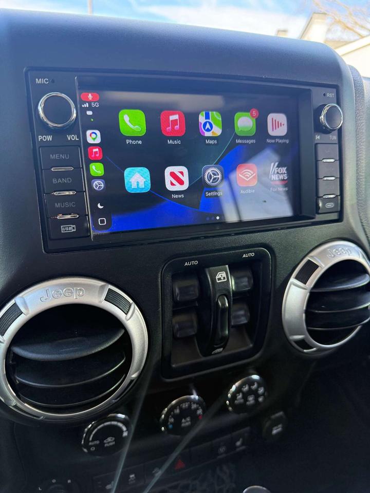 2015 Jeep WRANGLER UNLIMITED SAHARA - LEATHER 2TOP WIRELESS CARPLAY! Photo