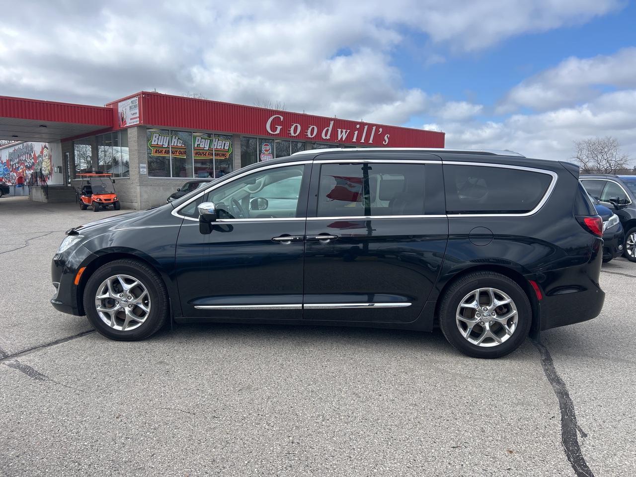 2018 Chrysler Pacifica LIMITED, CLEAN CARFAX, HEATED/ COOLED LEATHER! Photo2