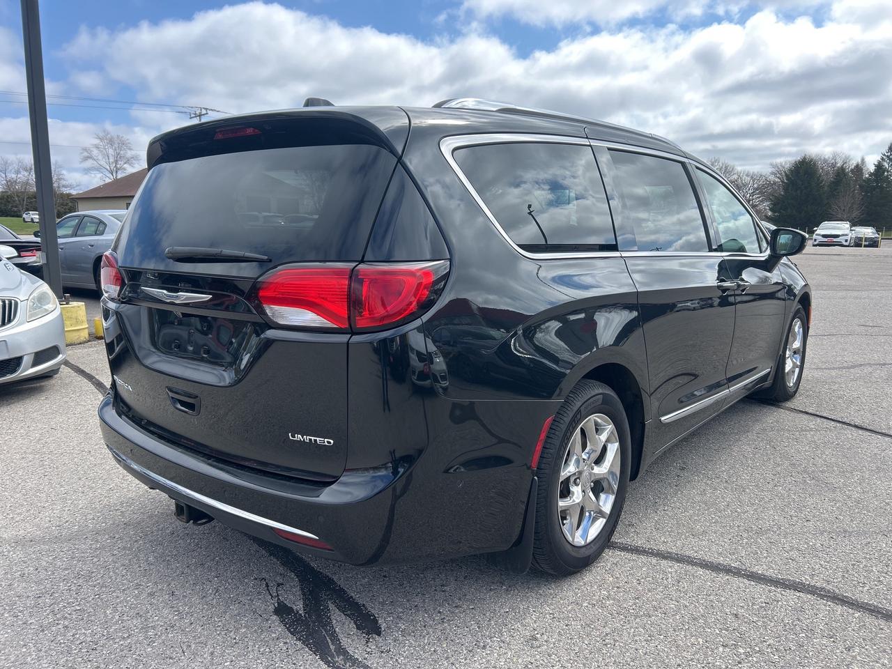 2018 Chrysler Pacifica LIMITED, CLEAN CARFAX, HEATED/ COOLED LEATHER! Photo