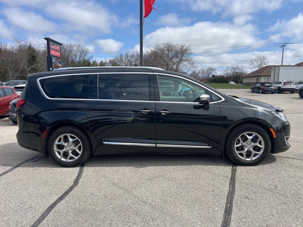 2018 Chrysler Pacifica LIMITED, CLEAN CARFAX, HEATED/ COOLED LEATHER! Photo