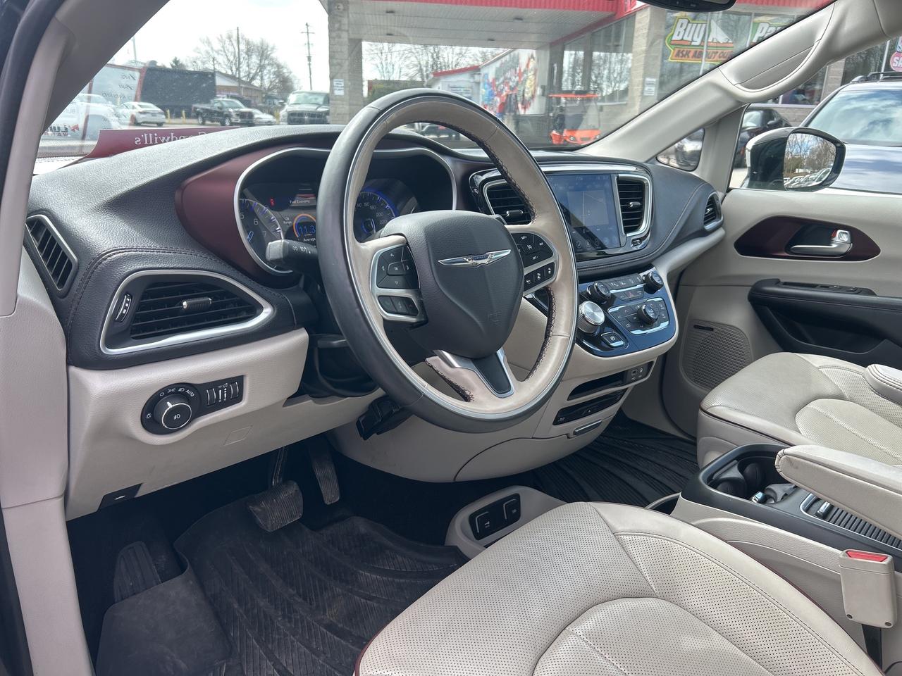 2018 Chrysler Pacifica LIMITED, CLEAN CARFAX, HEATED/ COOLED LEATHER! Photo