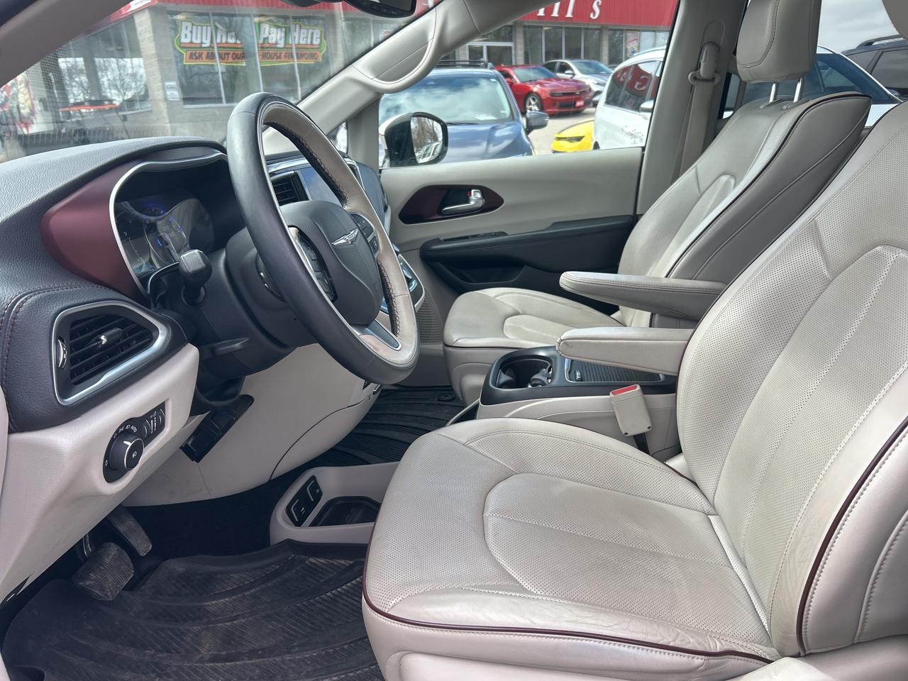 2018 Chrysler Pacifica LIMITED, CLEAN CARFAX, HEATED/ COOLED LEATHER! Photo