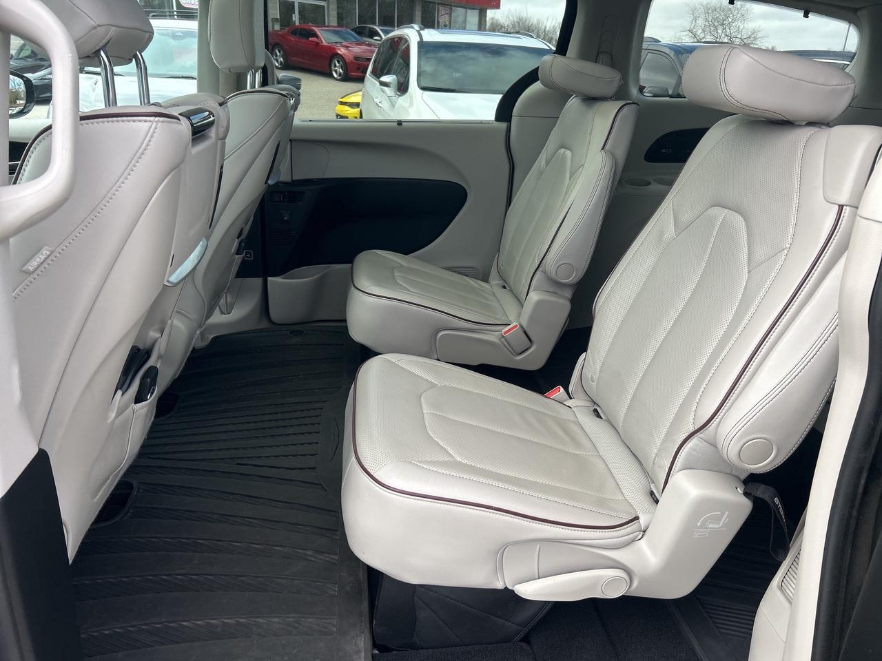 2018 Chrysler Pacifica LIMITED, CLEAN CARFAX, HEATED/ COOLED LEATHER! Photo