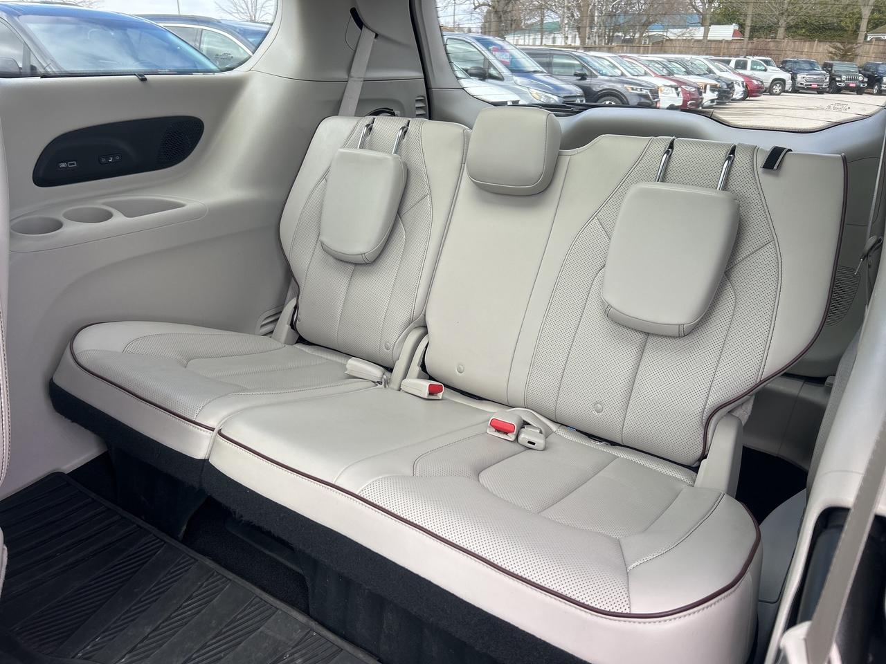 2018 Chrysler Pacifica LIMITED, CLEAN CARFAX, HEATED/ COOLED LEATHER! Photo