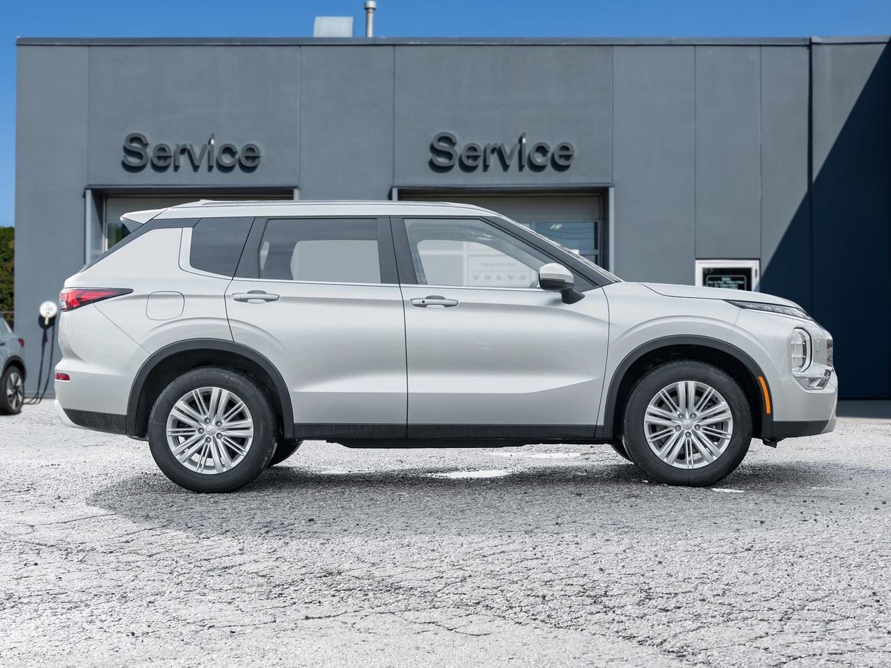 2024 Mitsubishi Outlander SE S-AWC CPO FINANCE RATES FOR AS LOW AS 0.90% Photo4
