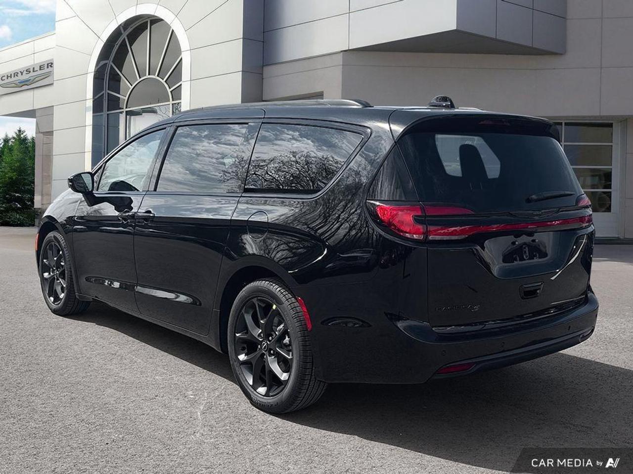 2026 Chrysler Pacifica Select Front-Wheel Drive Passenger Van Photo3