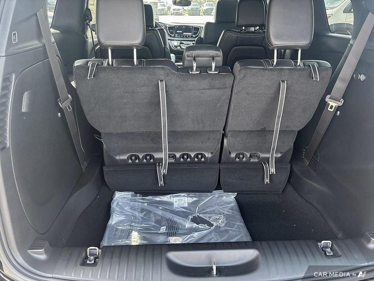 2026 Chrysler Pacifica Select Front-Wheel Drive Passenger Van Photo