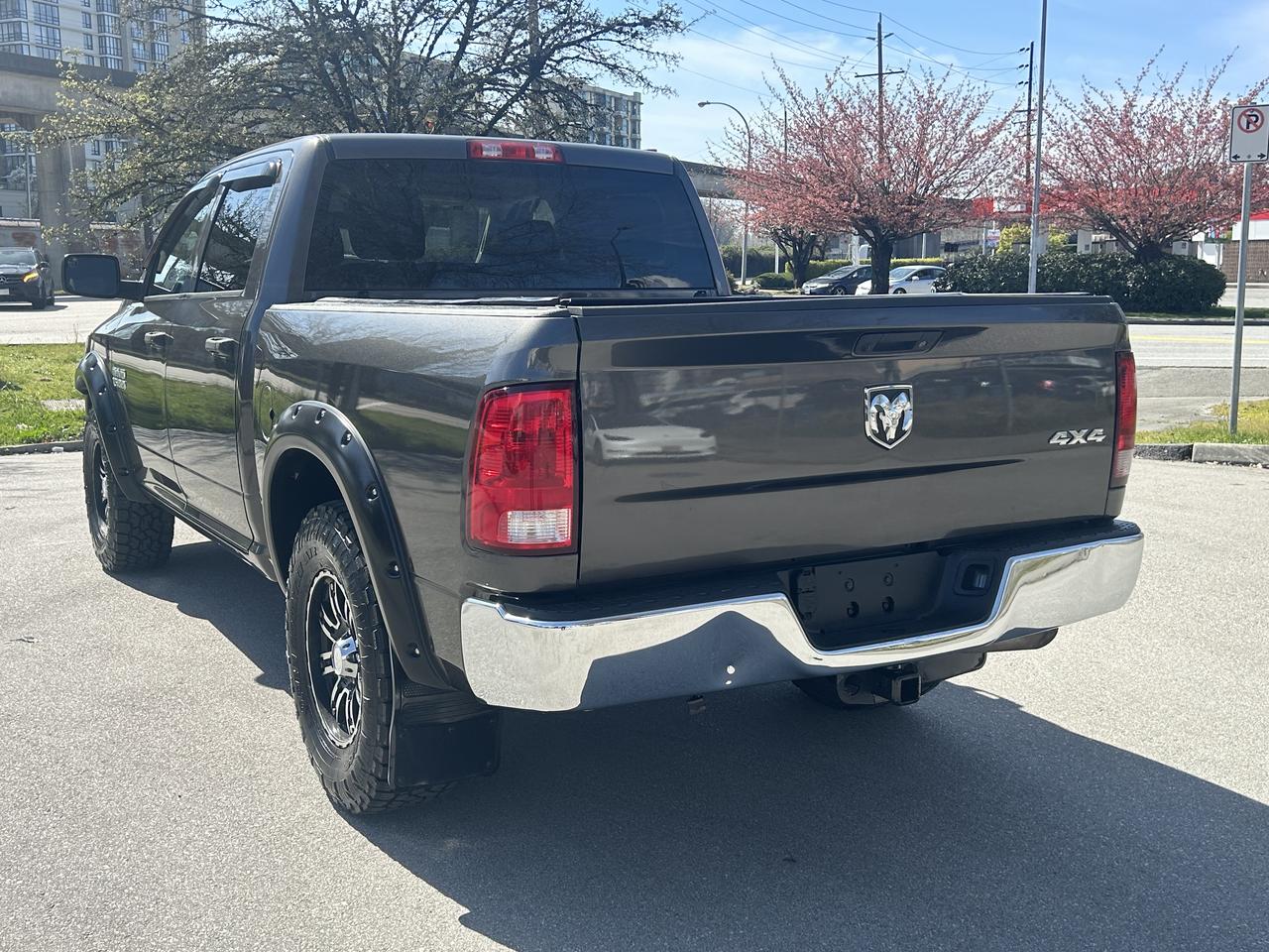 2017 RAM 1500 4WD Crew Cab 140.5" ST - Photo #3