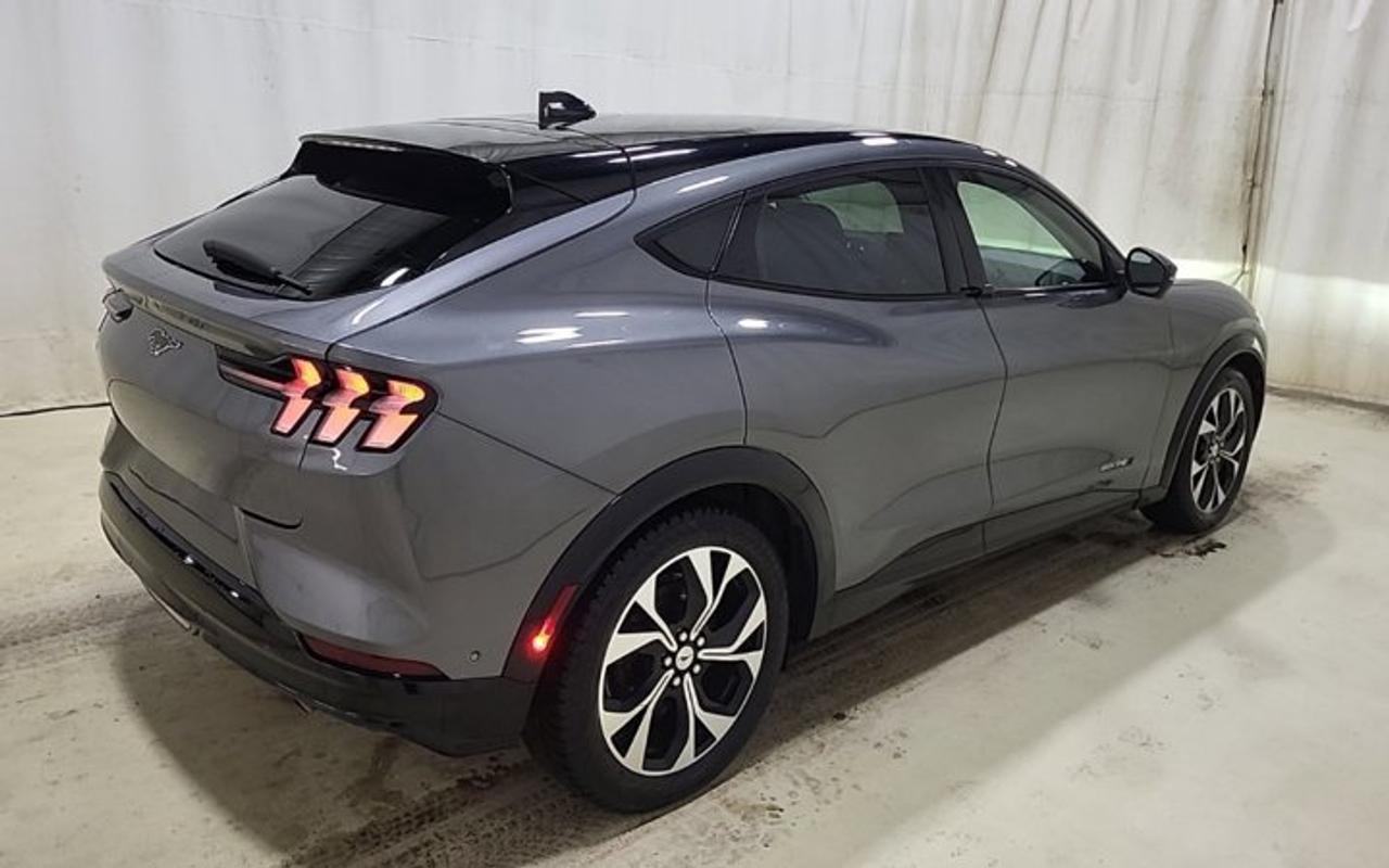 2021 Ford Mustang Mach-E Premium | Extended Range | Leather | Glass Roof | Heated Seats | CarPlay + Android | and More ! Photo3