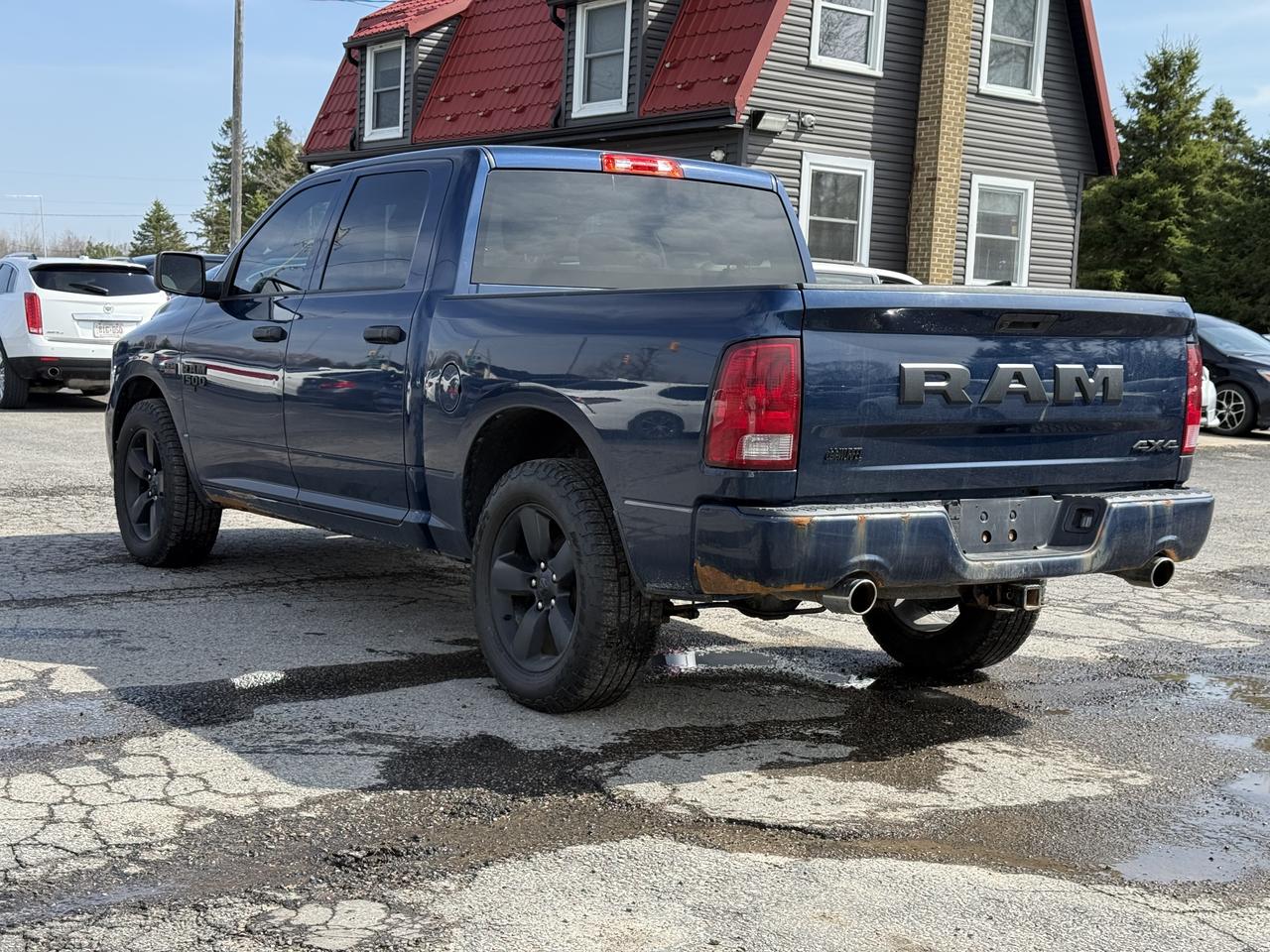 2021 RAM 1500 Classic EXPRESS Photo4