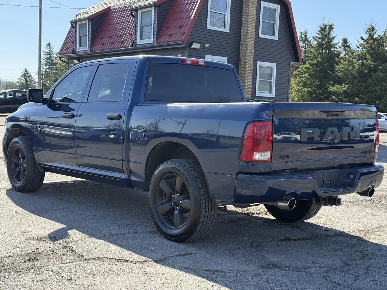 2021 RAM 1500 Classic EXPRESS Photo4
