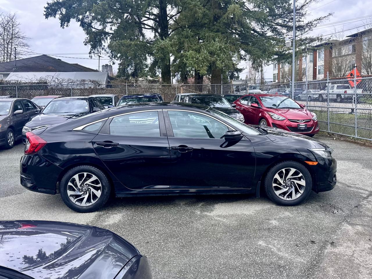 2018 Honda Civic FINANCING AVAILABLE Photo4