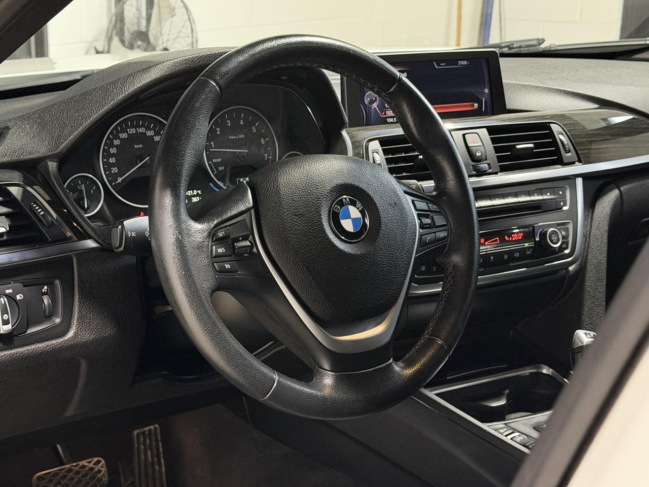 2015 BMW 3 Series 328i xDrive NAVI|SUNROOF|LEATHER Photo