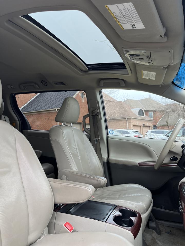 2012 Toyota Sienna XLE-LEATHER*MOONROOF*PWR DOORS & TAILGATE!! 7PASS. Photo