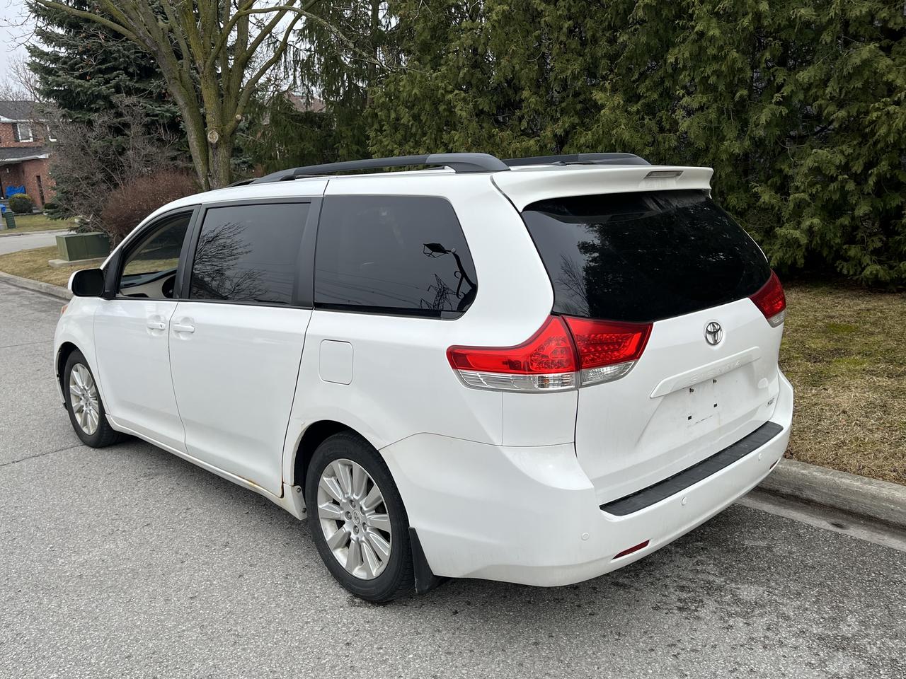 2012 Toyota Sienna XLE-LEATHER*MOONROOF*PWR DOORS & TAILGATE!! 7PASS. Photo