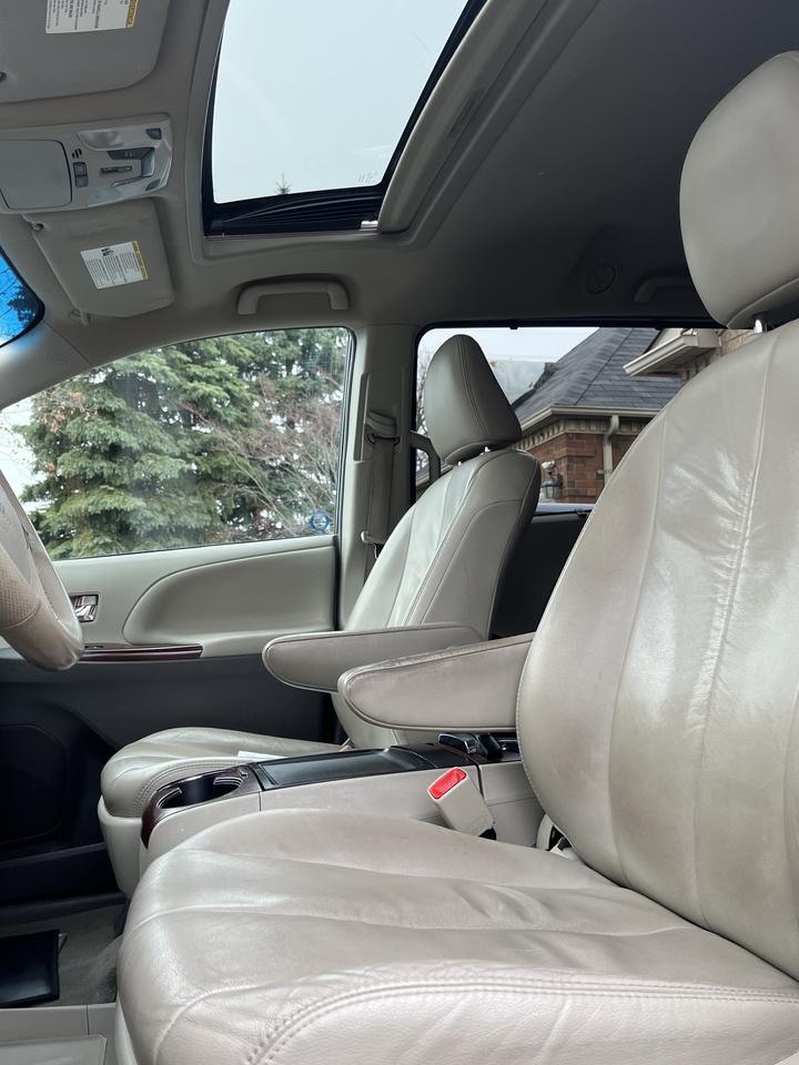 2012 Toyota Sienna XLE-LEATHER*MOONROOF*PWR DOORS & TAILGATE!! 7PASS. Photo