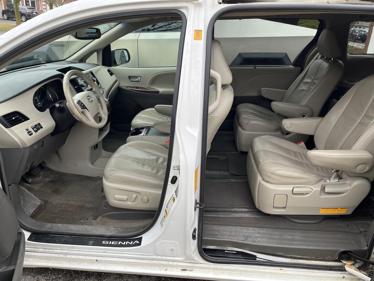 2012 Toyota Sienna XLE-LEATHER*MOONROOF*PWR DOORS & TAILGATE!! 7PASS. Photo