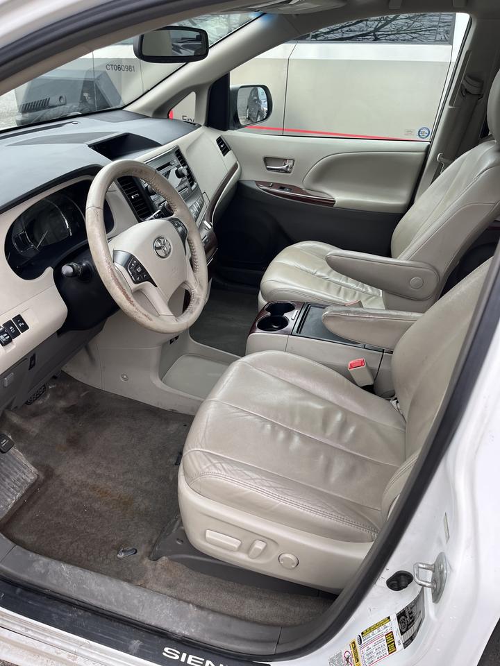 2012 Toyota Sienna XLE-LEATHER*MOONROOF*PWR DOORS & TAILGATE!! 7PASS. Photo