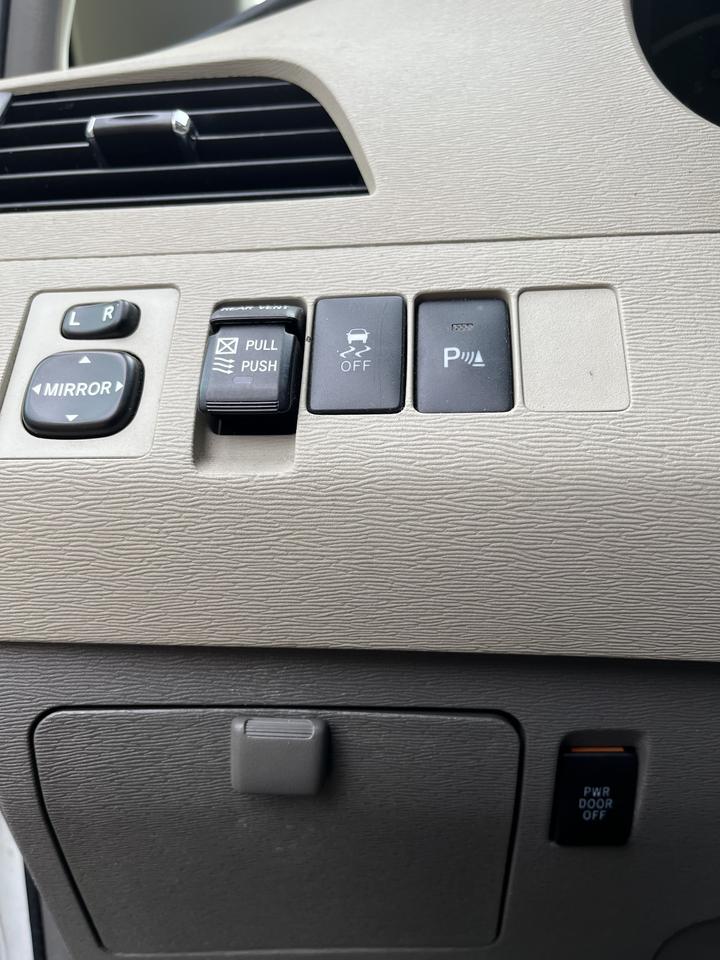 2012 Toyota Sienna XLE-LEATHER*MOONROOF*PWR DOORS & TAILGATE!! 7PASS. Photo