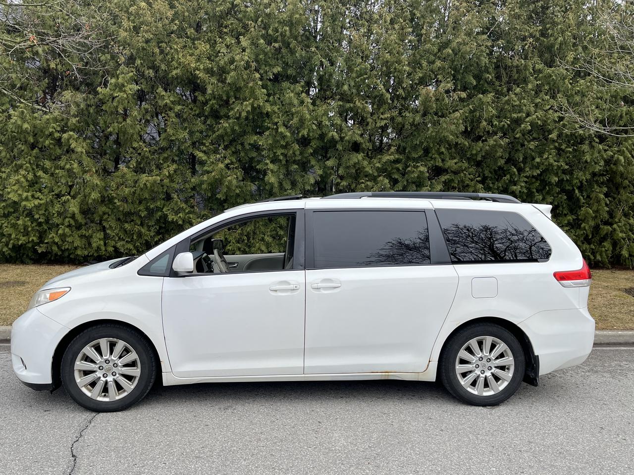 2012 Toyota Sienna XLE-LEATHER*MOONROOF*PWR DOORS & TAILGATE!! 7PASS. Photo