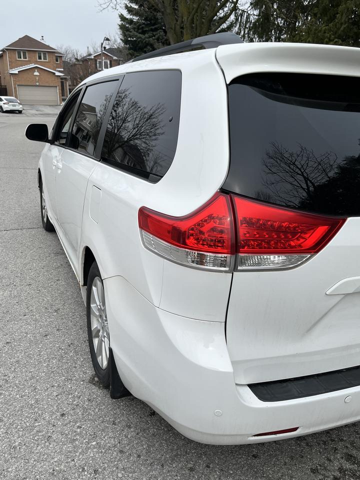 2012 Toyota Sienna XLE-LEATHER*MOONROOF*PWR DOORS & TAILGATE!! 7PASS. Photo