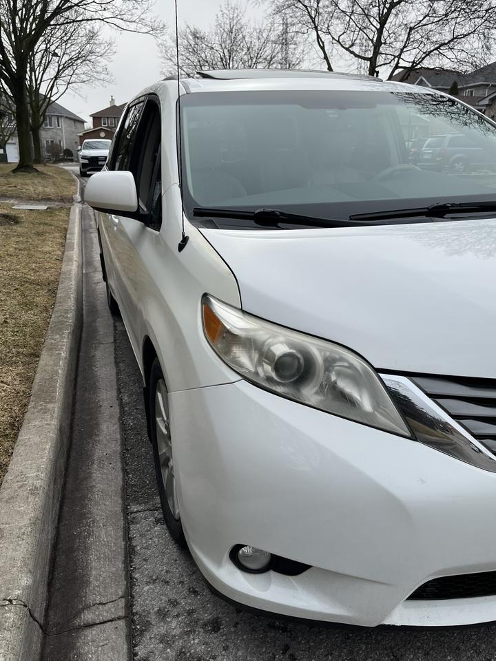 2012 Toyota Sienna XLE-LEATHER*MOONROOF*PWR DOORS & TAILGATE!! 7PASS. Photo