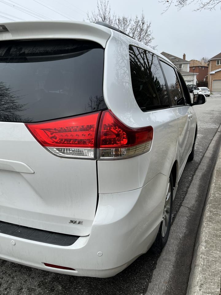 2012 Toyota Sienna XLE-LEATHER*MOONROOF*PWR DOORS & TAILGATE!! 7PASS. Photo