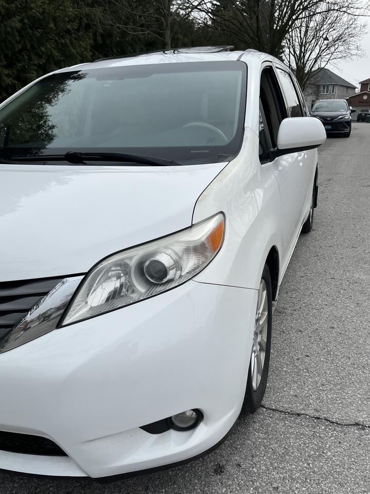 2012 Toyota Sienna XLE-LEATHER*MOONROOF*PWR DOORS & TAILGATE!! 7PASS. Photo