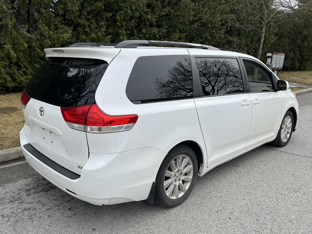 2012 Toyota Sienna XLE-LEATHER*MOONROOF*PWR DOORS & TAILGATE!! 7PASS. Photo2