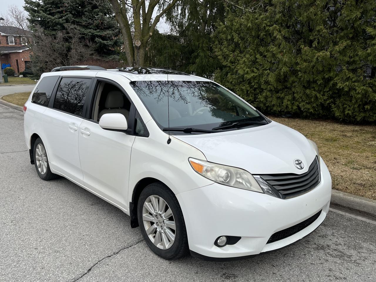 2012 Toyota Sienna XLE-LEATHER*MOONROOF*PWR DOORS & TAILGATE!! 7PASS. Photo