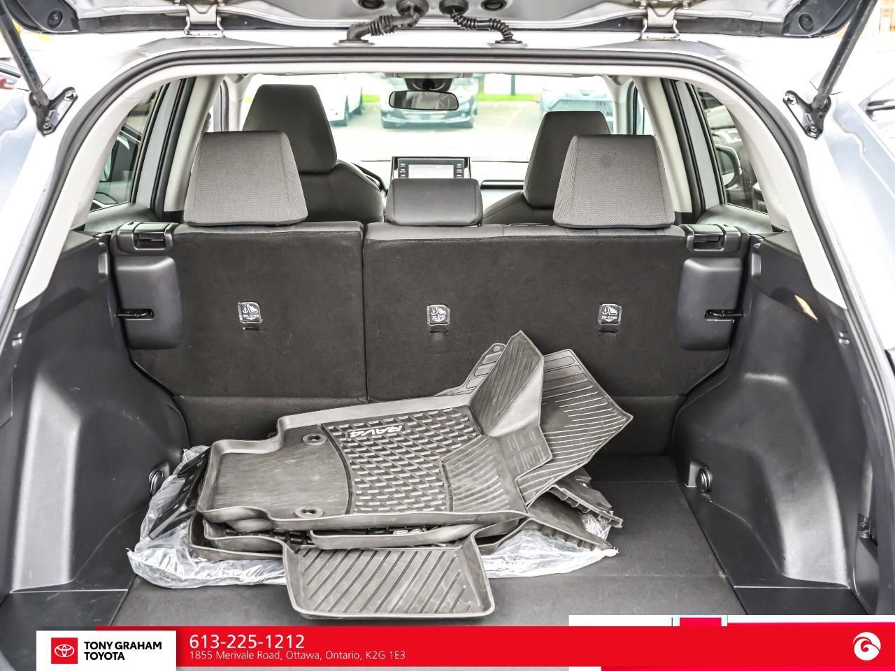 2020 Toyota RAV4 LE Photo