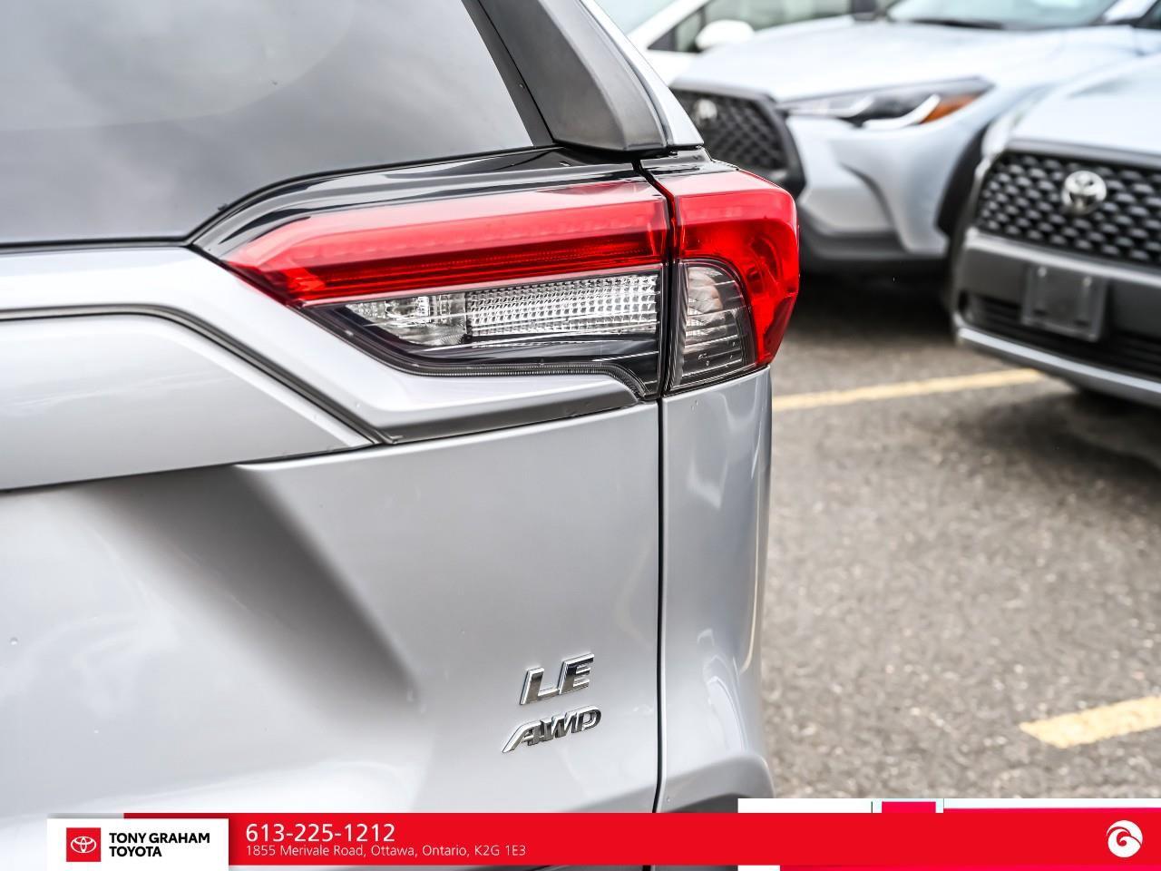 2020 Toyota RAV4 LE Photo4