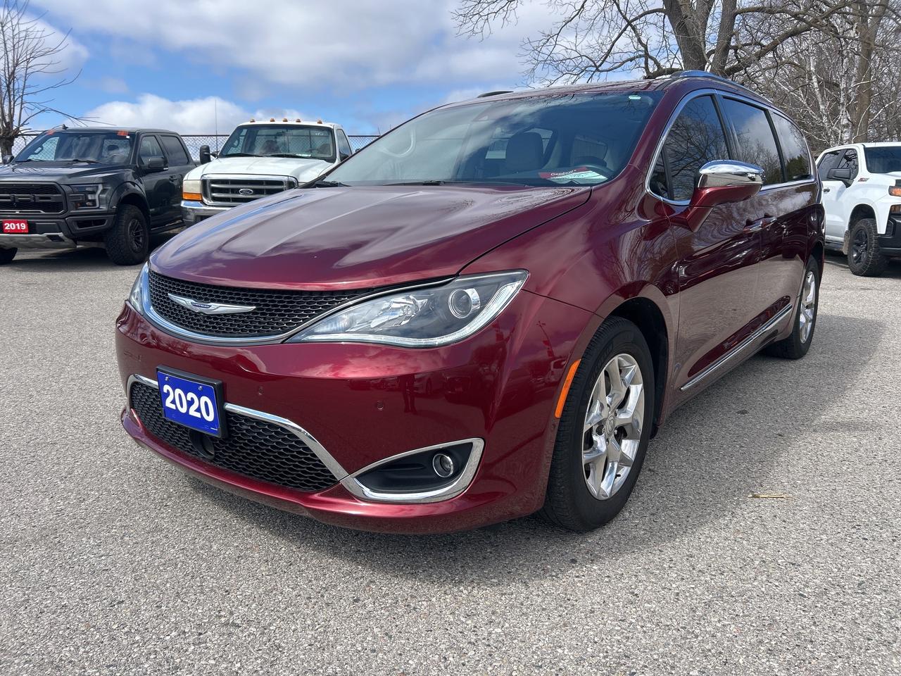 2020 Chrysler Pacifica LIMITED, CLEAN CARFAX, HEATED/ COOLED SEATS! - Photo #2