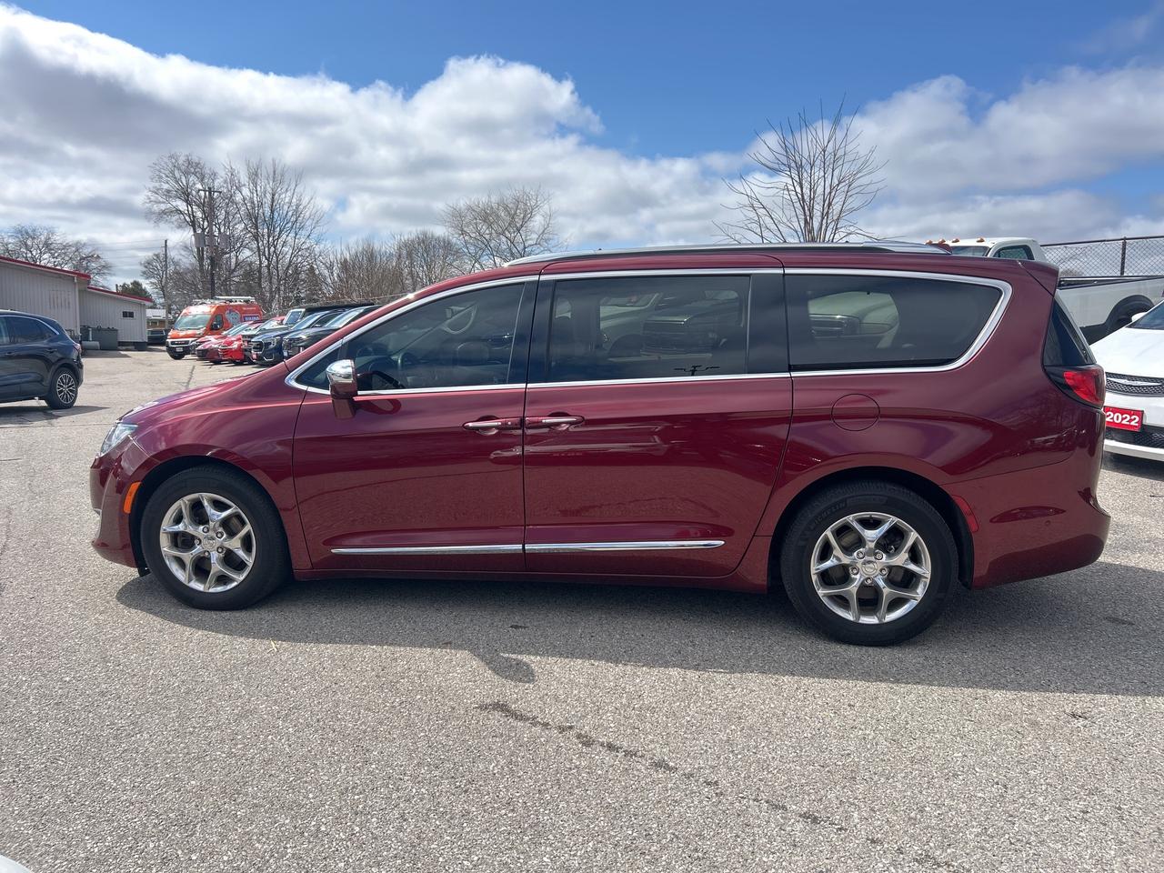 2020 Chrysler Pacifica LIMITED, CLEAN CARFAX, HEATED/ COOLED SEATS! - Photo #3