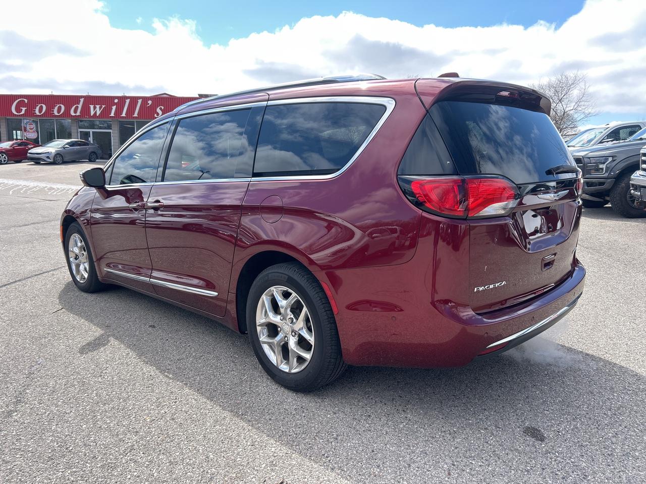2020 Chrysler Pacifica LIMITED, CLEAN CARFAX, HEATED/ COOLED SEATS! - Photo #4