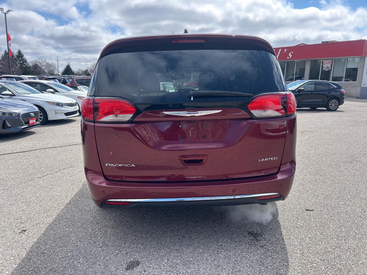 2020 Chrysler Pacifica LIMITED, CLEAN CARFAX, HEATED/ COOLED SEATS! - Photo #5