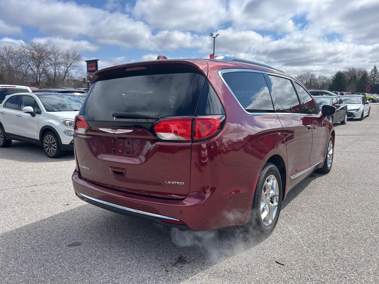 2020 Chrysler Pacifica LIMITED, CLEAN CARFAX, HEATED/ COOLED SEATS! - Photo #6